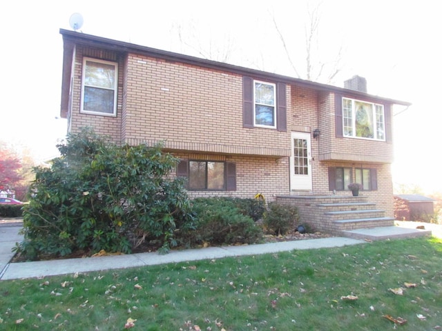 view of front facade with a front lawn