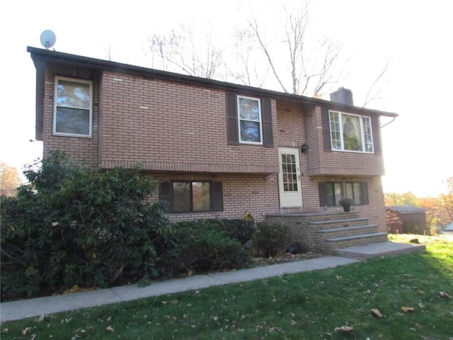 split foyer home with a front yard