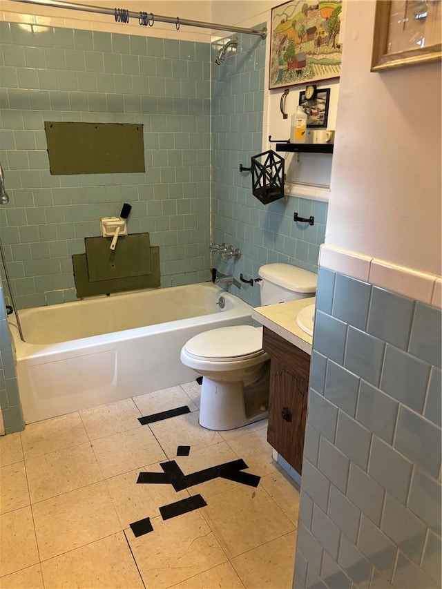 bathroom featuring tile walls