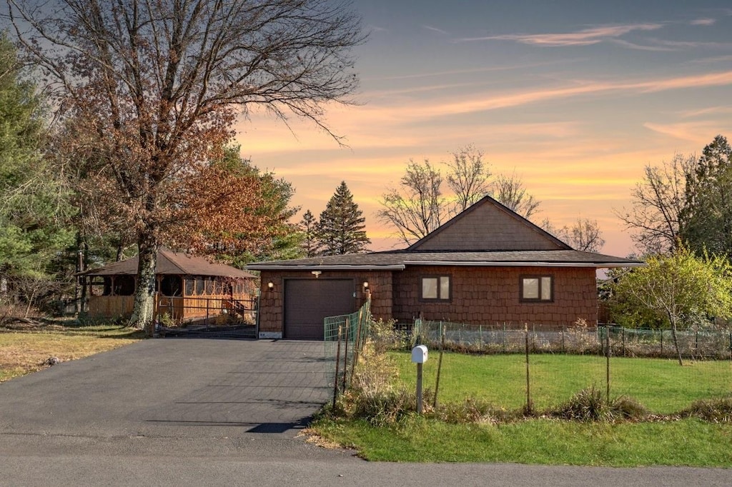 single story home featuring a lawn