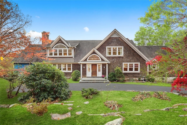 view of front of property with a front lawn