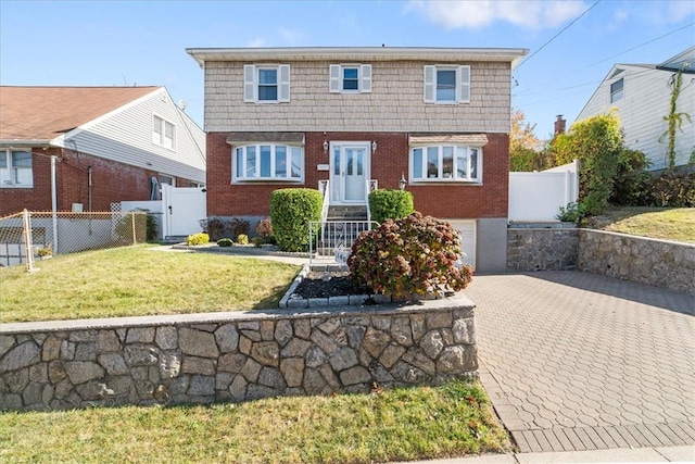 view of front of house featuring a front lawn