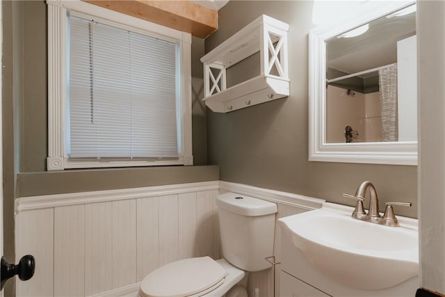 bathroom with vanity, a shower with shower curtain, and toilet