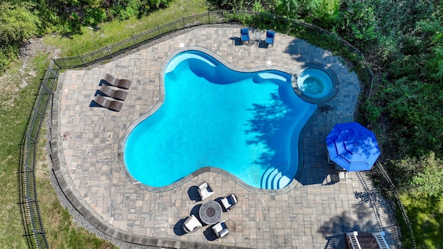 view of pool with an in ground hot tub and a patio area