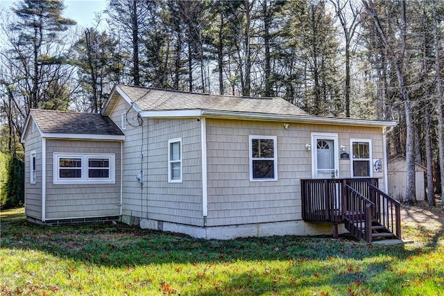 view of front of house with a front lawn