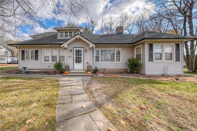 view of front of property featuring a front lawn