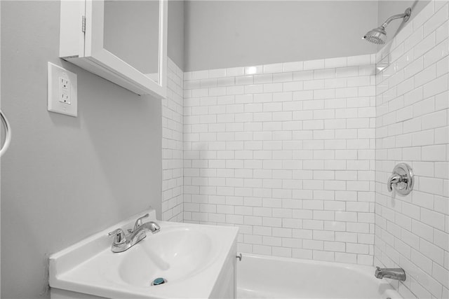 bathroom featuring vanity and tiled shower / bath combo