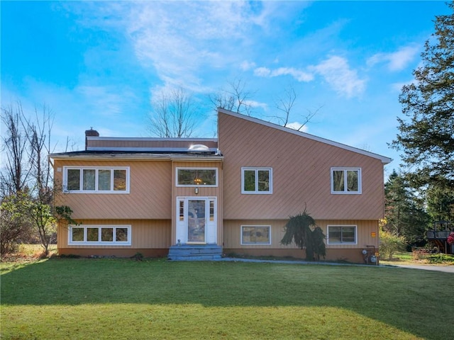 bi-level home featuring a front lawn