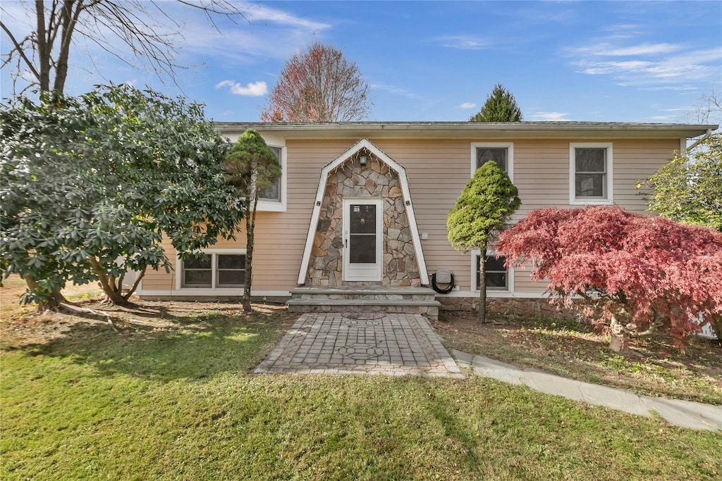 split foyer home featuring a front lawn