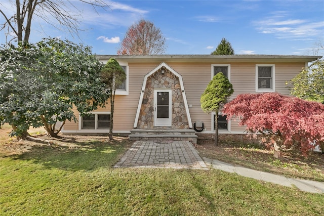 split foyer home featuring a front lawn