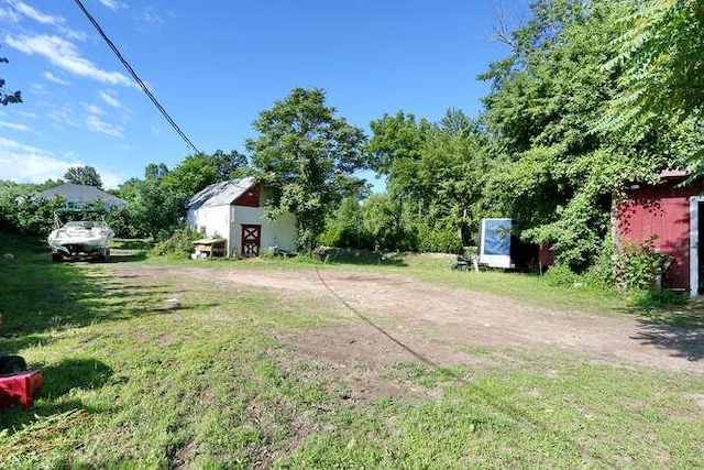 view of yard with an outbuilding