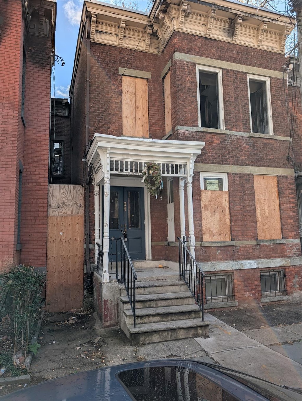 view of italianate-style house