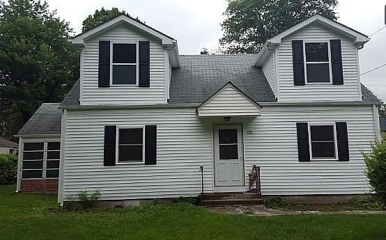 view of front of house featuring a front lawn