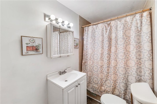 bathroom with a shower with curtain, vanity, and toilet