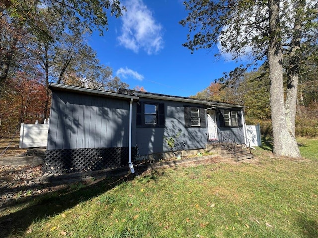 view of front of property featuring a front lawn