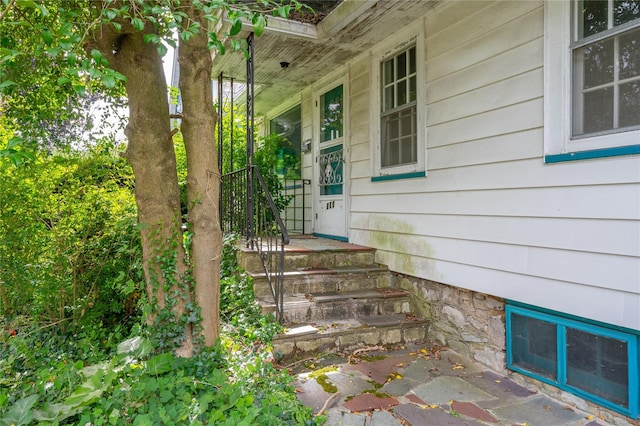 entrance to property featuring covered porch