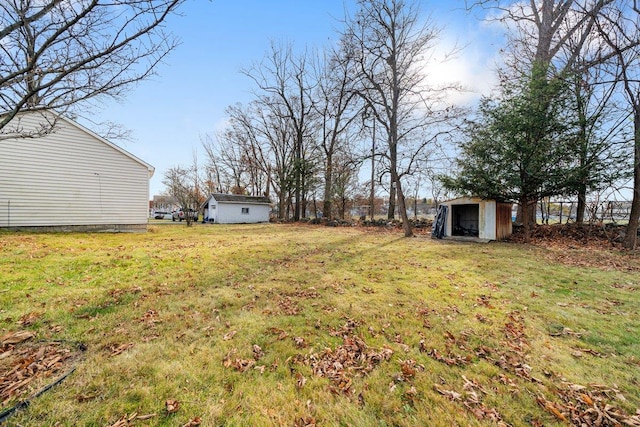 view of yard with an outbuilding