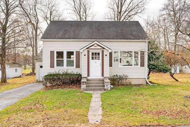 view of front of property with a front lawn