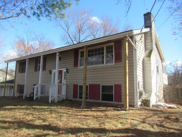 split foyer home featuring a front yard