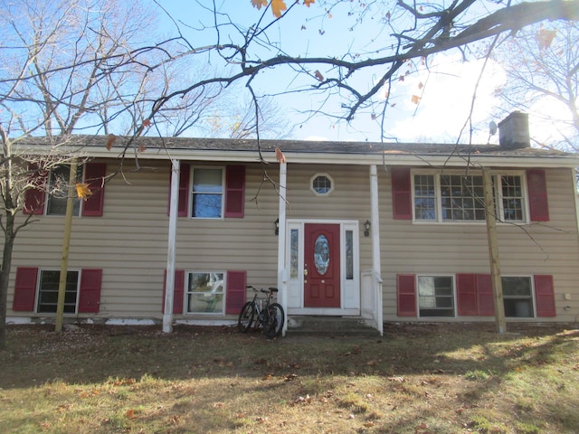 split foyer home with a front yard