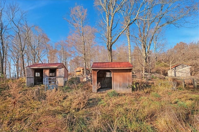 view of yard featuring an outbuilding