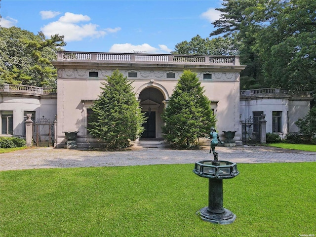 view of front facade featuring a front yard