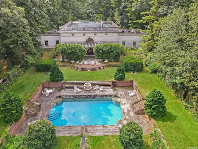 view of swimming pool