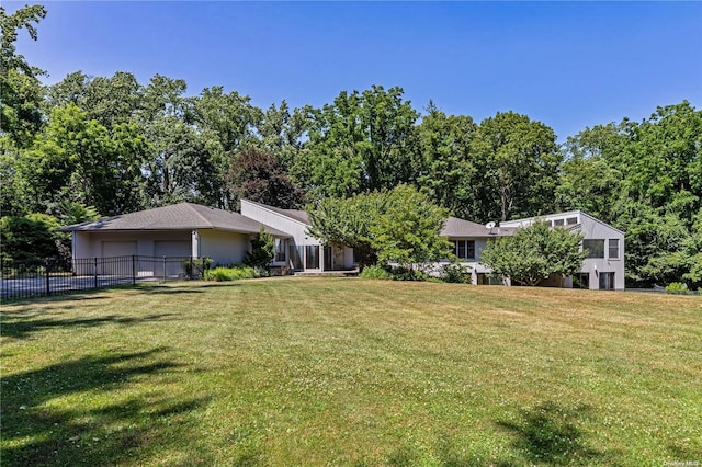 ranch-style house featuring a front lawn