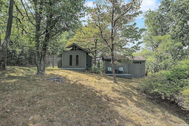 view of yard featuring an outbuilding