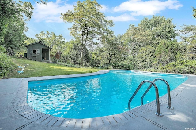 view of swimming pool featuring a lawn