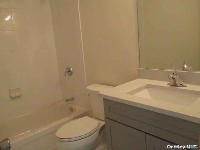 full bathroom with vanity, toilet, and tiled shower / bath