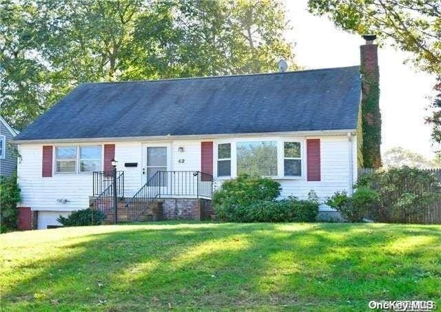 view of front of house featuring a front lawn