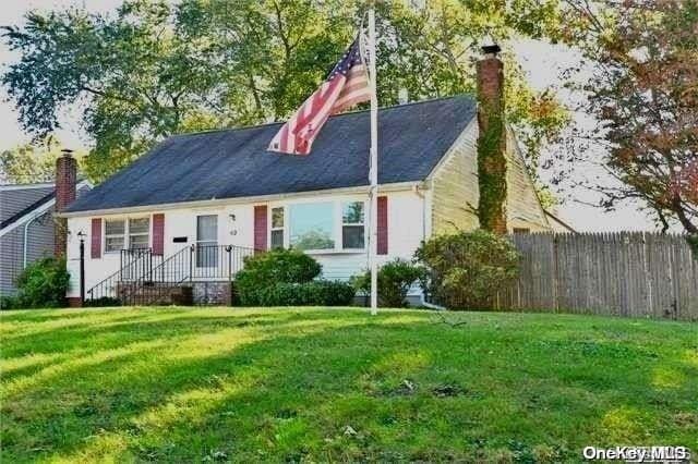 view of front of house with a front yard