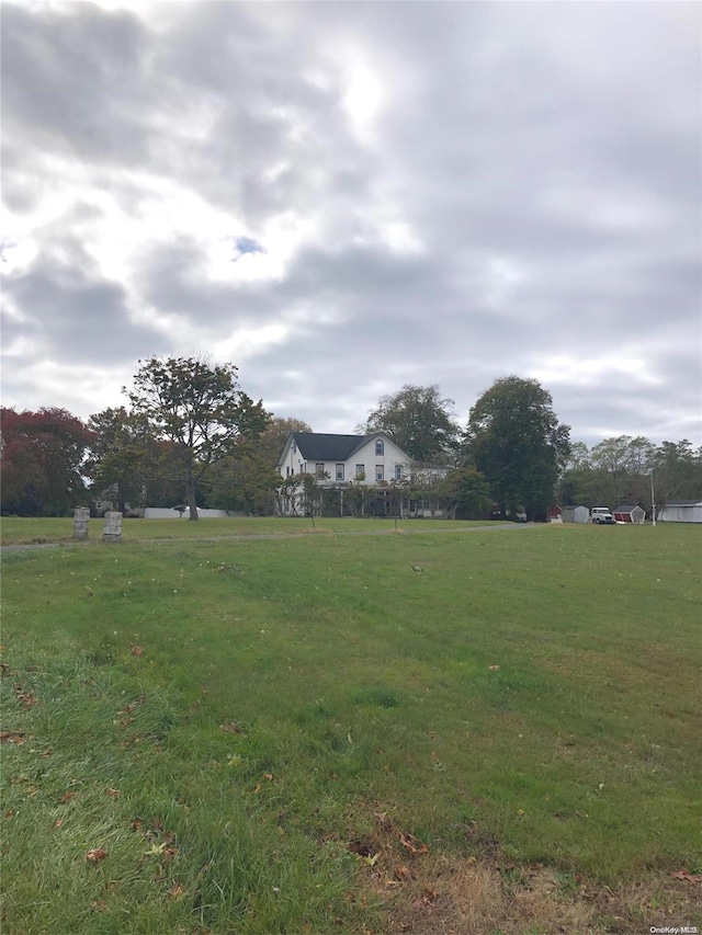 view of yard featuring a rural view