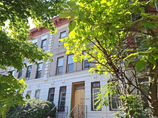 view of italianate home