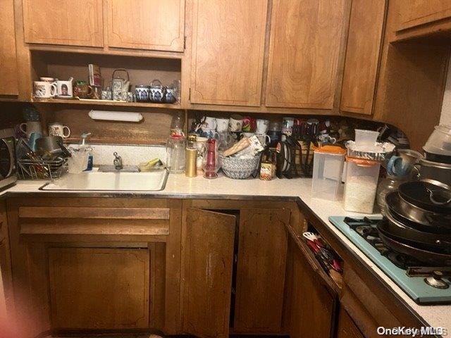 kitchen with black gas cooktop and sink