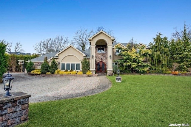 view of front of property featuring a front yard