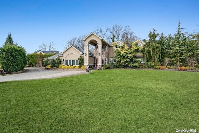 view of front of property featuring a front lawn