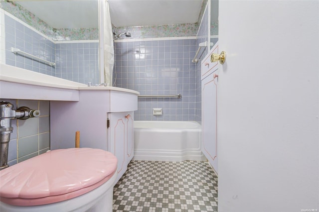 bathroom featuring tiled shower / bath combo and toilet