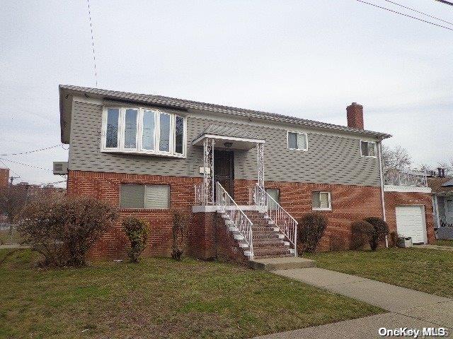 bi-level home featuring a front lawn