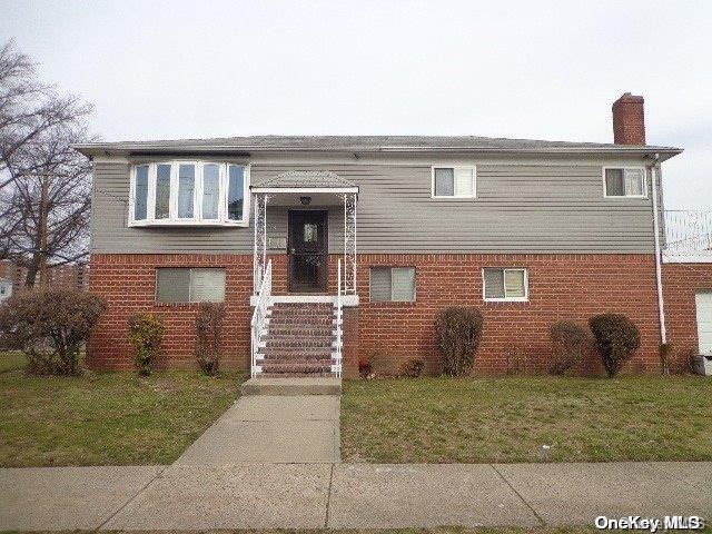 bi-level home featuring a front yard