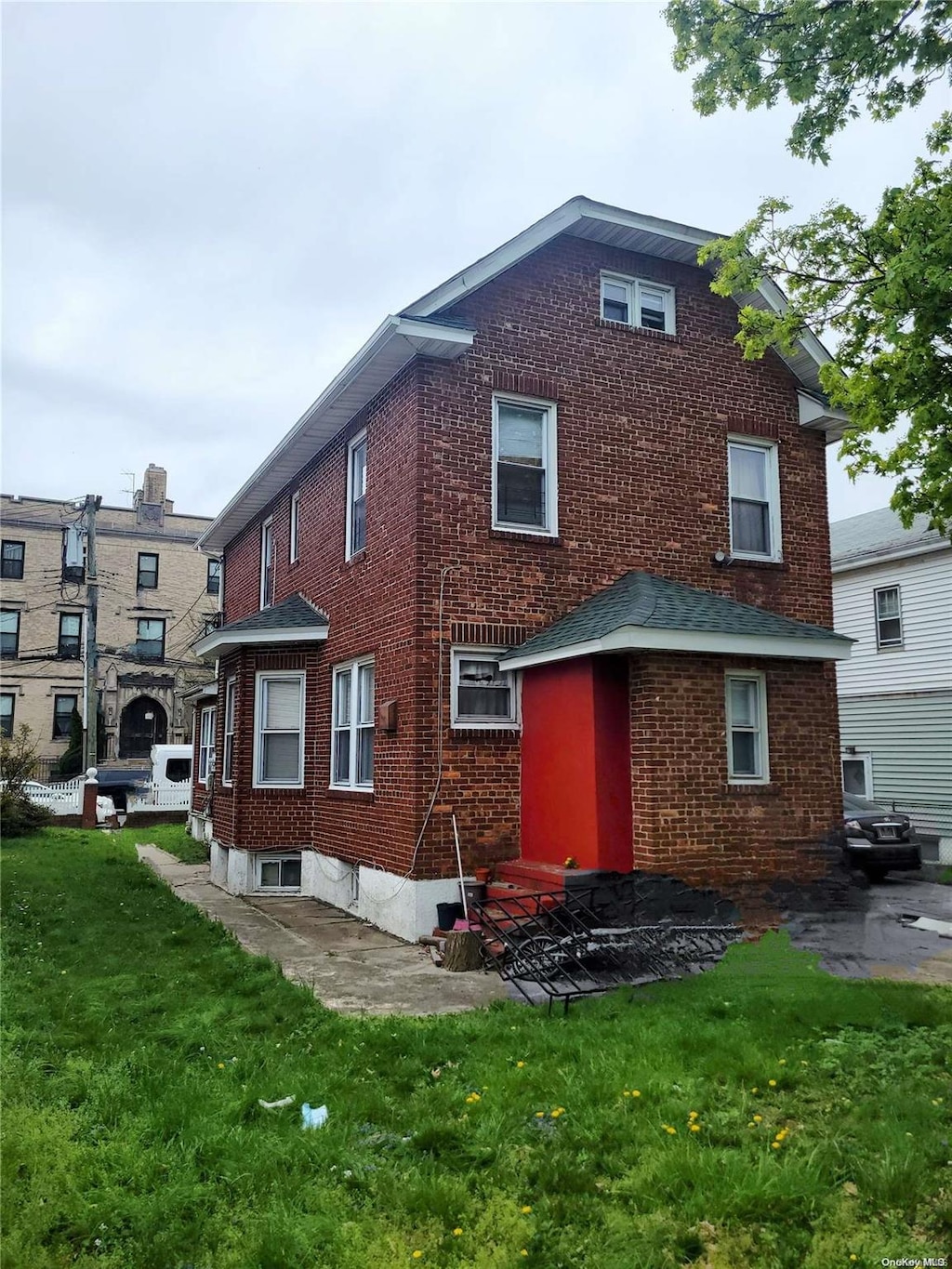 back of house featuring a lawn