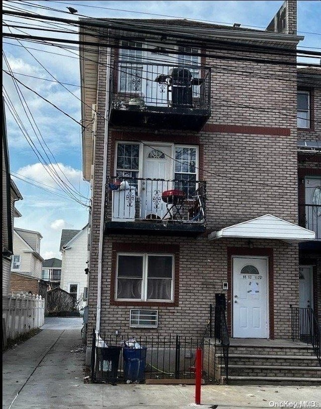 townhome / multi-family property featuring a balcony