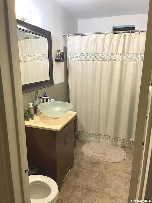 full bathroom with shower / bath combination with curtain, vanity, and toilet