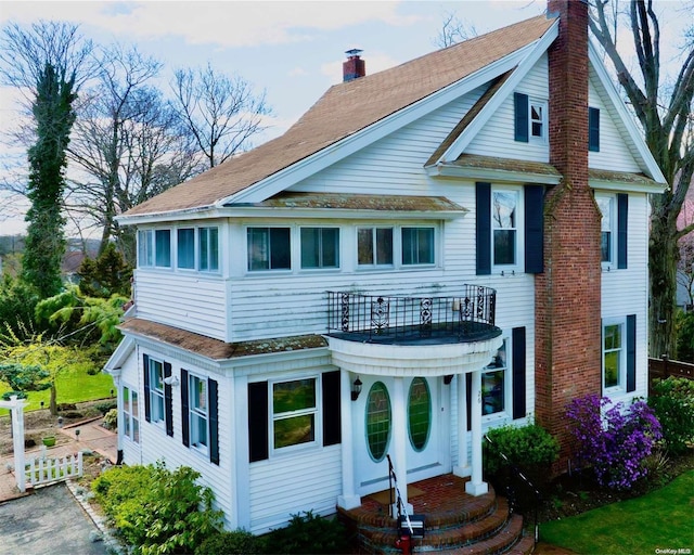 view of front facade featuring a balcony