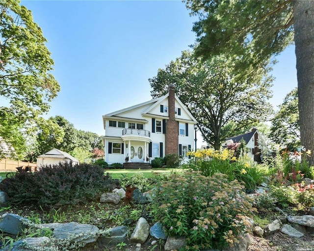 view of front of property featuring a balcony