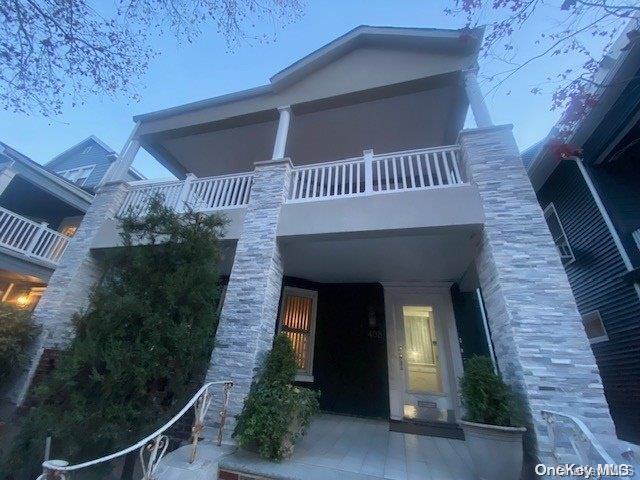 view of front of property with a balcony