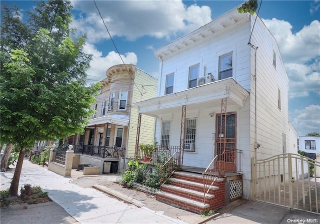 italianate home featuring a porch