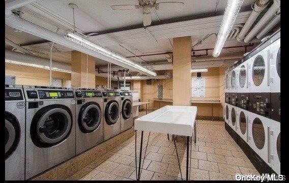 washroom with washing machine and dryer and ceiling fan