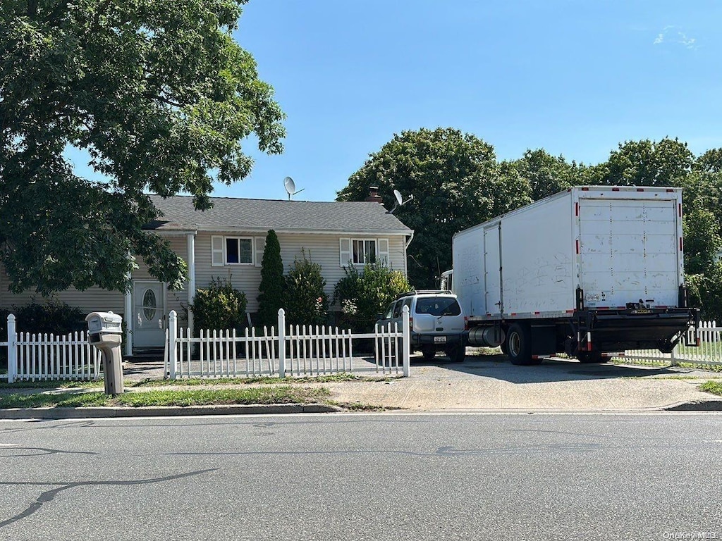 view of front of property